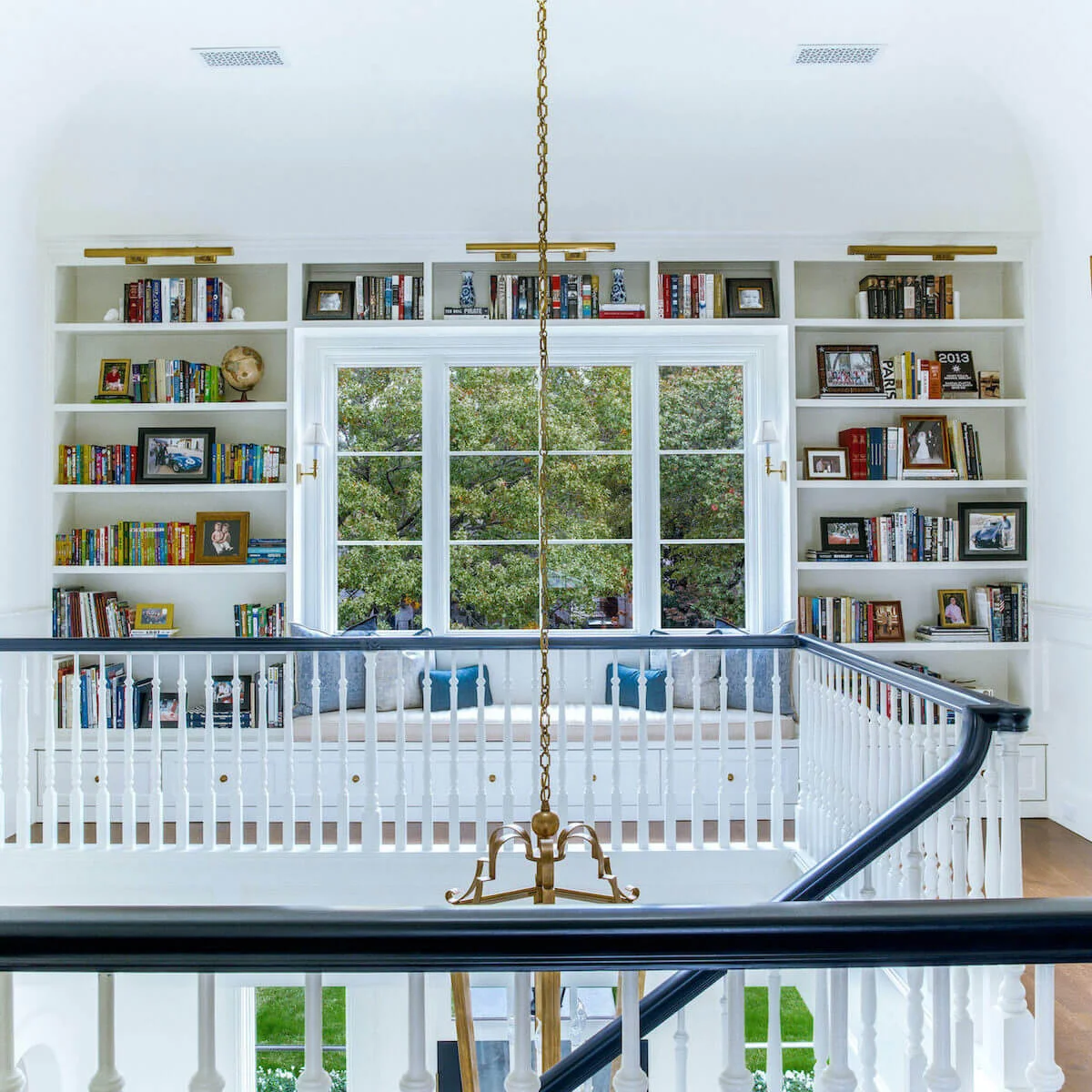 Книжный стеллаж для домашней библиотеки в стиле неоклассика - заказать Deni-art мебель для дизайнерских интерьеров