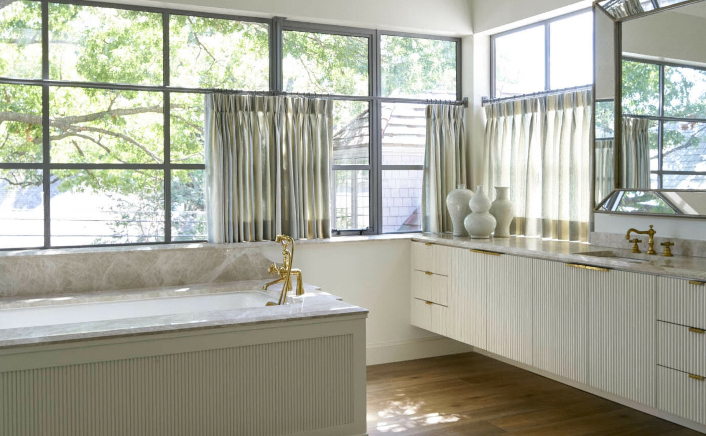 Мебель в ванную с рифлеными фасадами ™ Фабрика дизайнерской мебели Deni-ART 