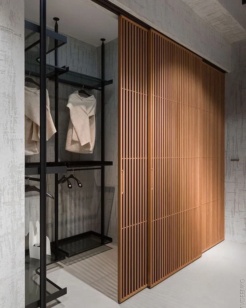 Раздвижные двери в гардеробную с реечными фасадами DeniArt - производство дизайнерской мебели на заказ